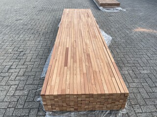 Ca. 89x Guyana Teak Latten Geschaafd Gevingerlast, 27x45mm, lengte 400